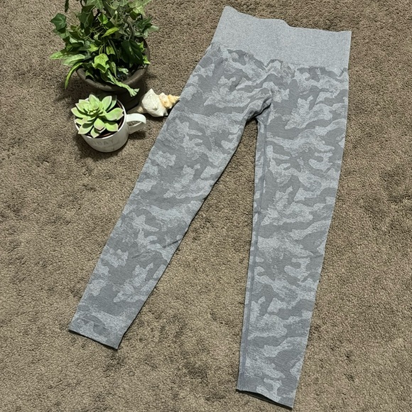 Like New NVGTN Sz S Gray Camo Leggings-Mid Calf Length-Seamless - Picture 2 of 11